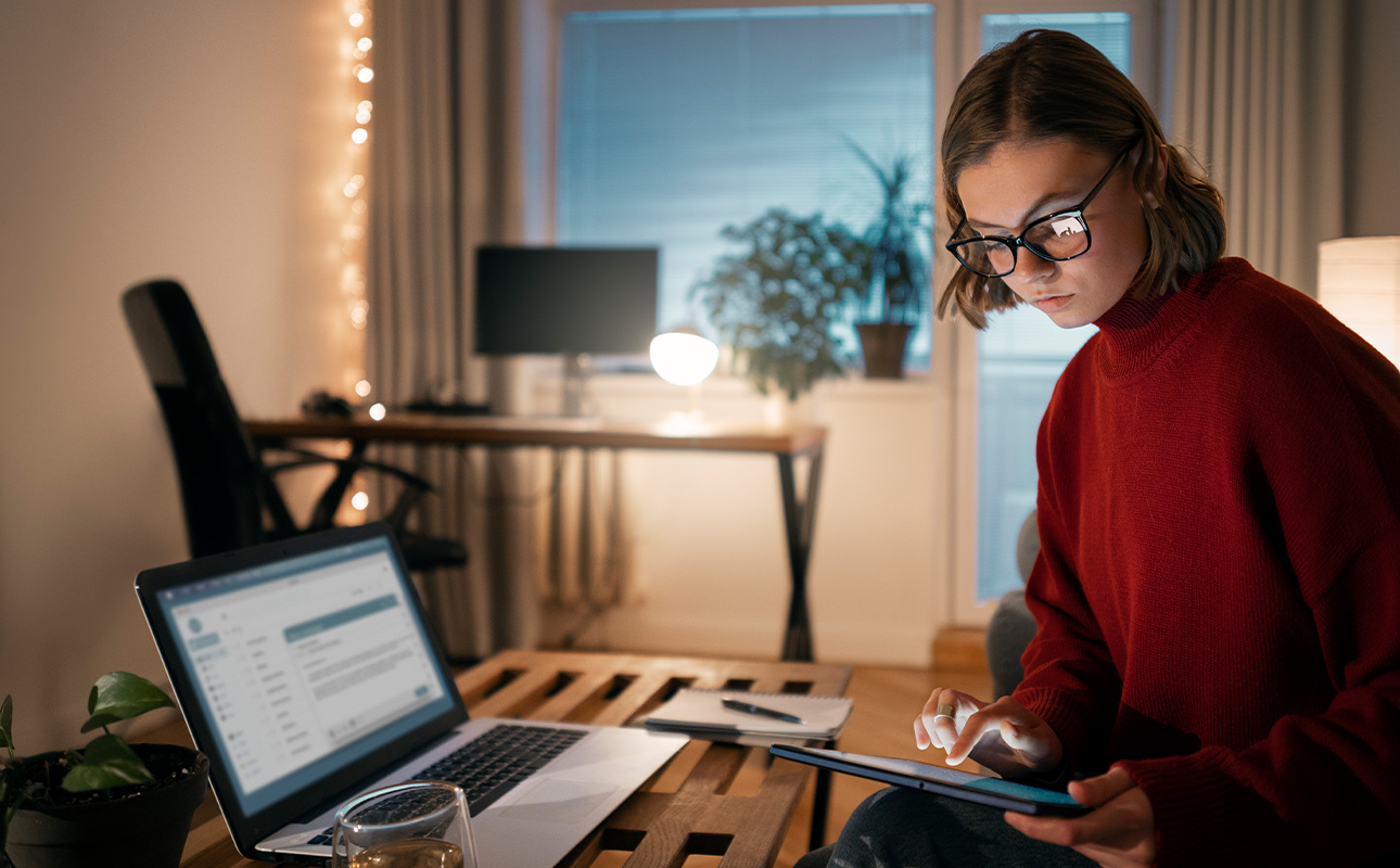 Empreendedora em home office analisando documentos para abrir empresa como MEI, ME ou EPP em 2025.