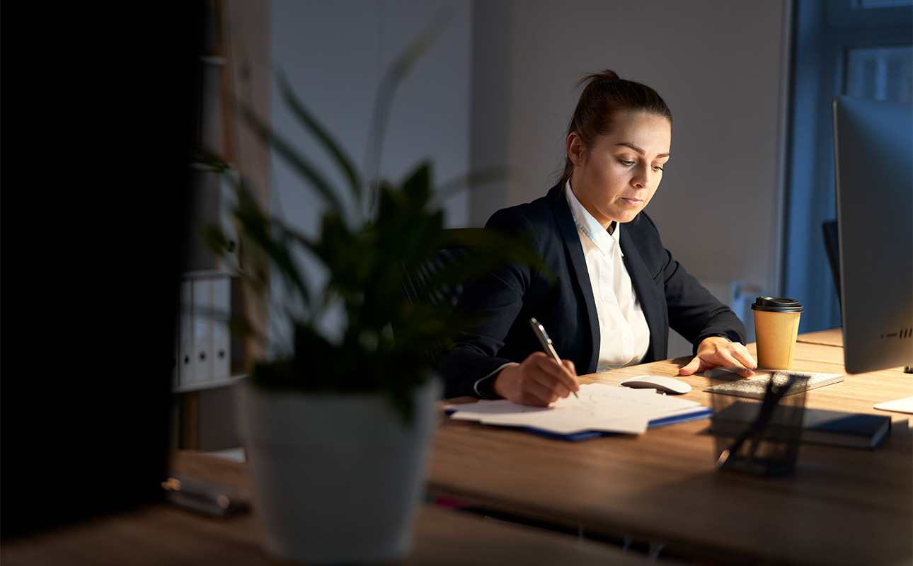 Empresária analisando documentos sobre a reforma tributária e seus impactos nas micro e pequenas empresas.