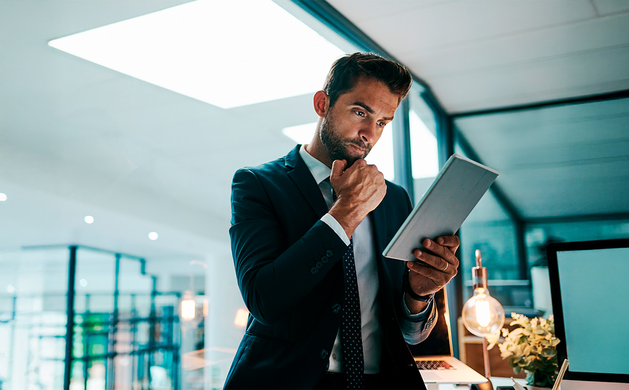 Empreendedora em home office analisando documentos para abrir empresa como MEI, ME ou EPP em 2025.