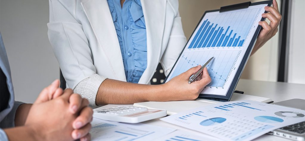 Tabela comparativa com diferenças entre MEI, ME e EPP e limites de faturamento em 2025.