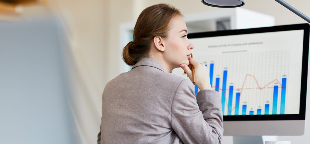Empreendedora analisando gráfico de crescimento e comparando limite do MEI.