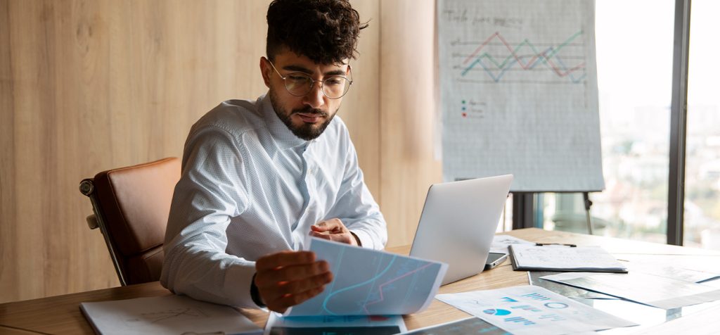 Empresário emitindo nota fiscal eletrônica com novo modelo de tributação pós-reforma.