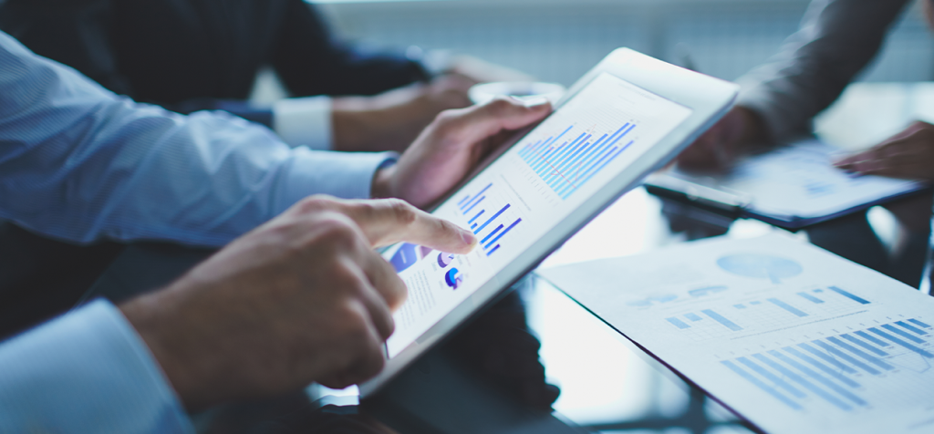 Duas planilhas distintas representando finanças pessoais e empresariais.