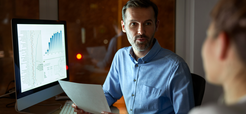 Profissional analisando fluxo de caixa e retiradas pessoais separadas do negócio.