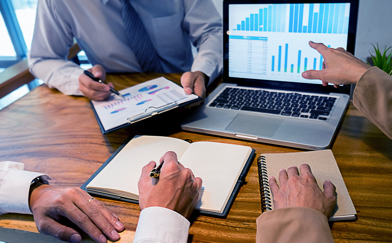 Comparação entre escritório tradicional e contabilidade digital em laptop.