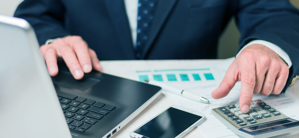 Ilustração comparando vantagens de contabilidade digital e tradicional.