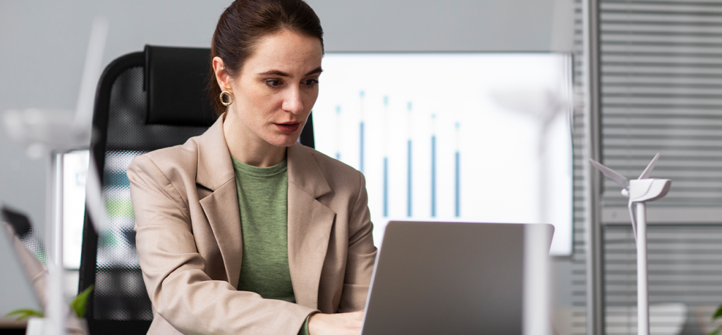 Profissional usando contabilidade digital em laptop.