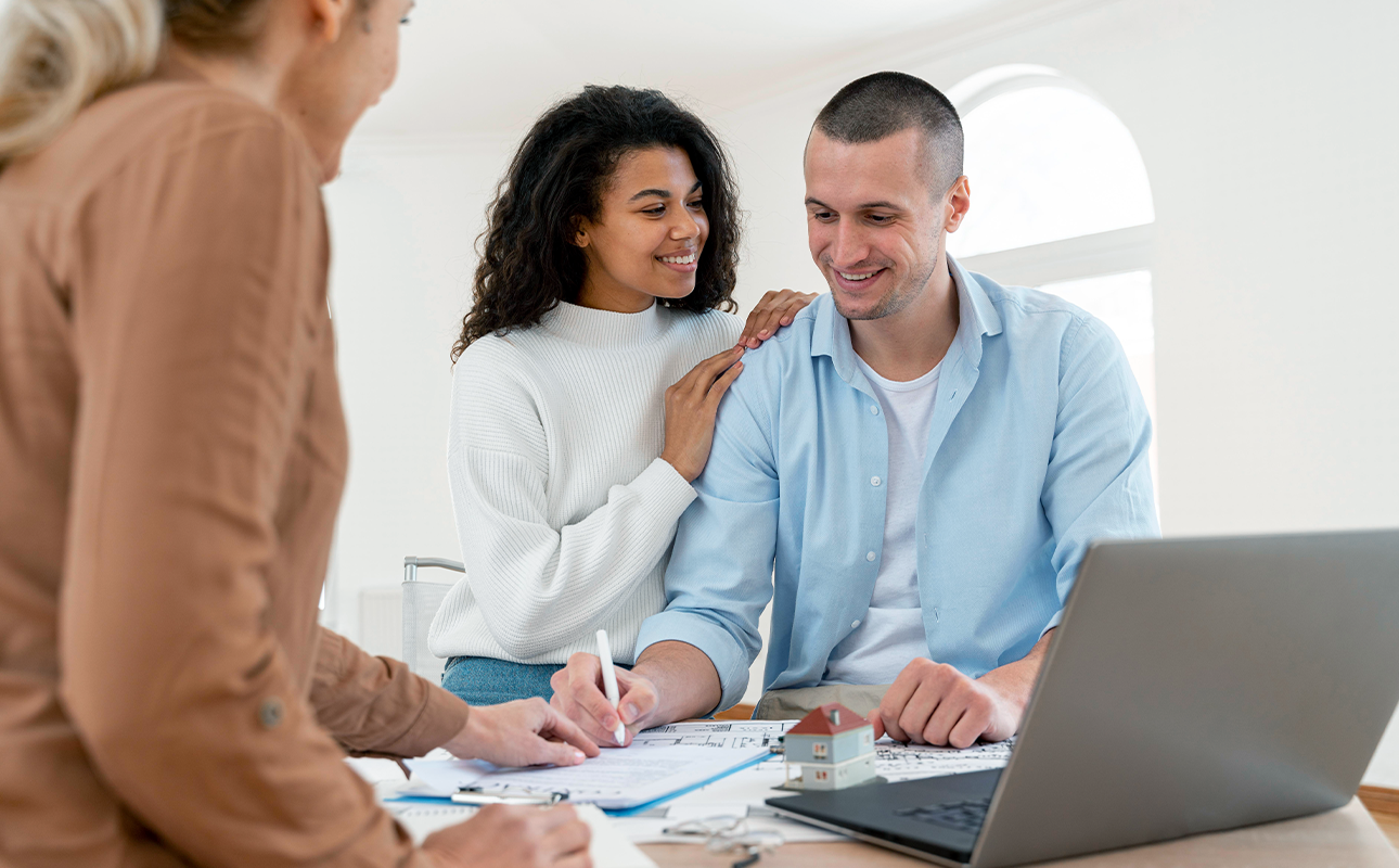 família em reunião com consultor financeiro analisando documentos da holding