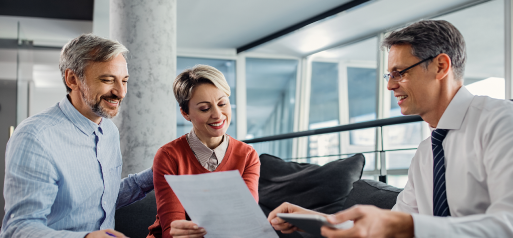 pessoa assinando contrato de constituição de holding familiar em escritório