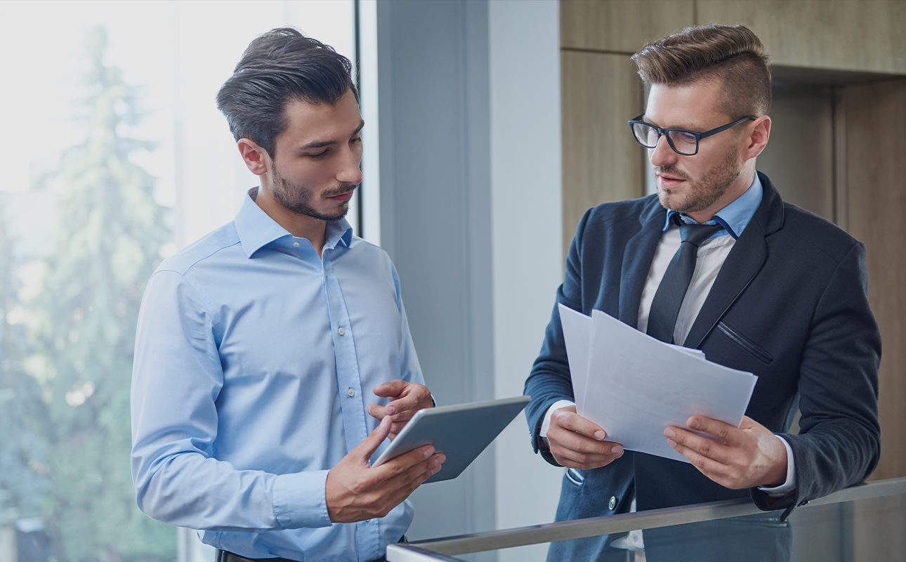 Empresário analisando imóveis e investimentos