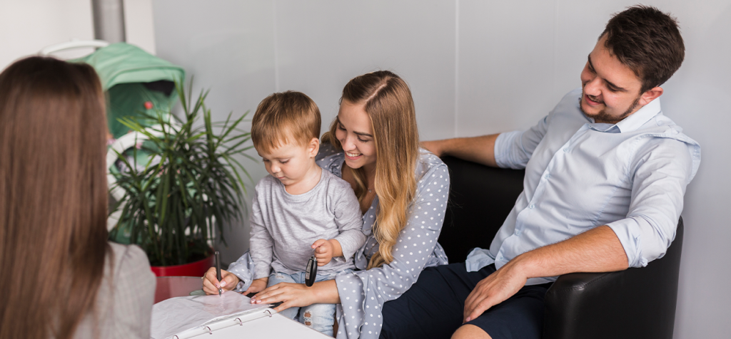 Família reunida com consultor