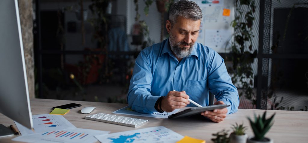 Empresário organizando planilhas e registros de pró-labore, lucro e retiradas.