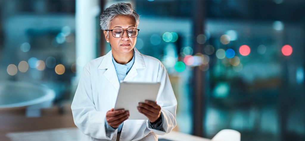 Médico utilizando sistema digital para controlar impostos do Simples Nacional.