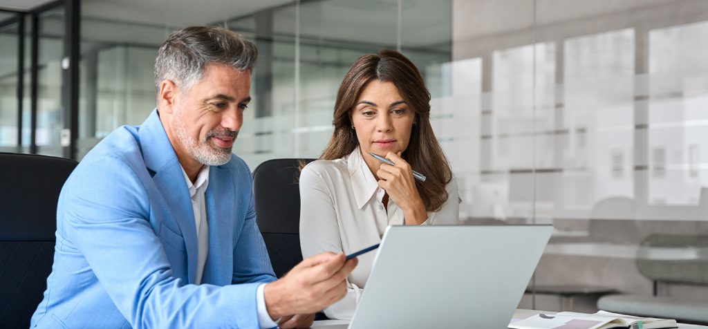 Contadora orientando prestador de serviço sobre precificação e margem de lucro.